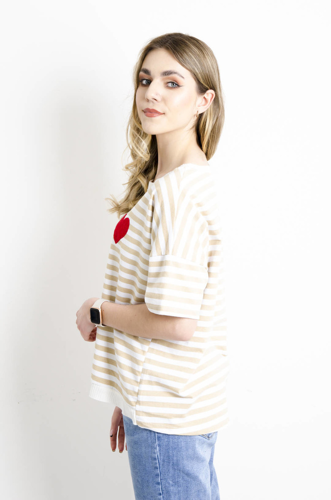 T-SHIRT BIAŁO-BEŻOWY W PASKI Z SERDUSZKIEM 