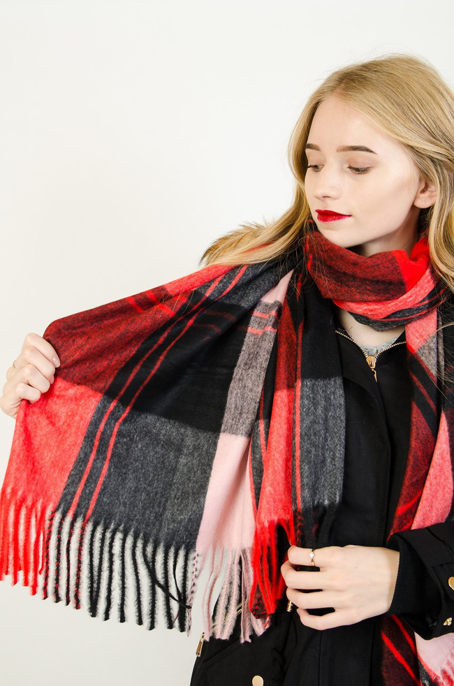 Czerwony szalik w kratę