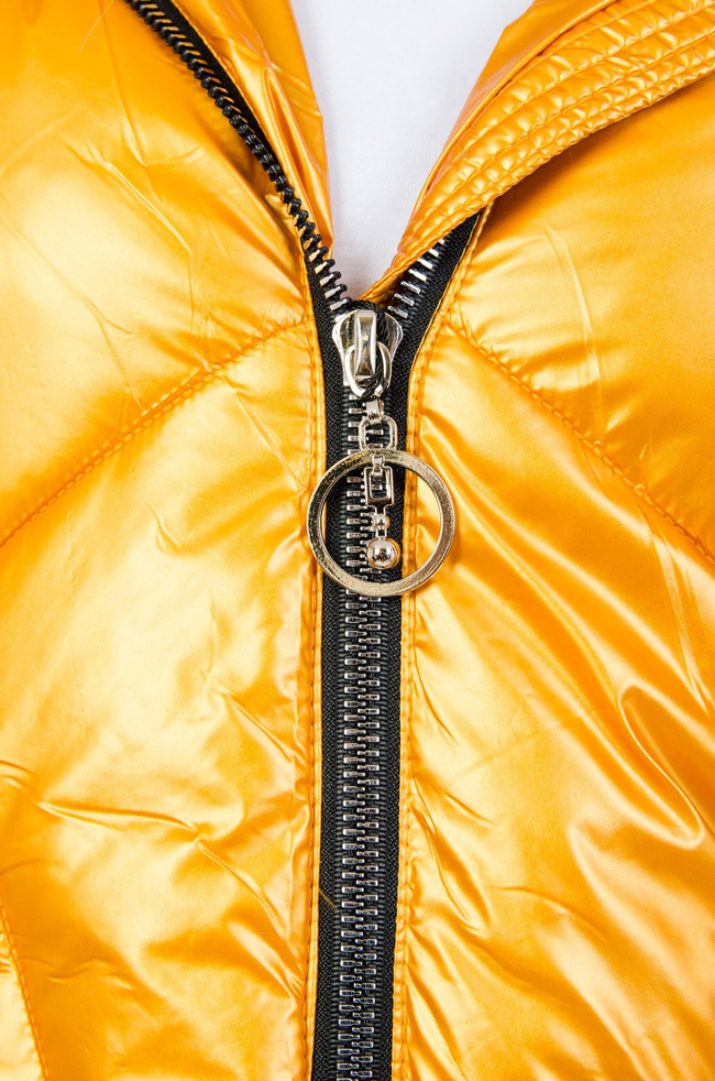 Żółta błyszcząca kurtka z futerkiem przy kapturze
