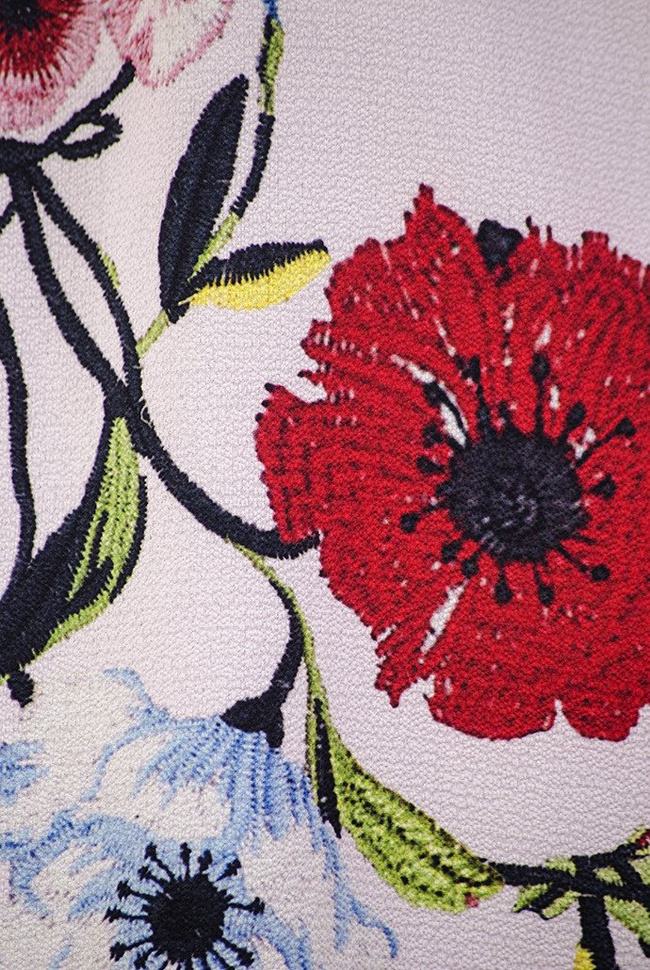 Jasnoróżowa bluzka w motyw kwiatowy, z hiszpańskim dekoltem