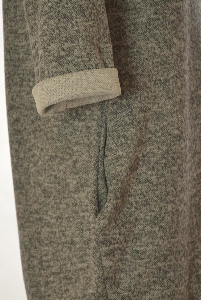 Sukienka z wywijanymi mankietami i kieszeniami