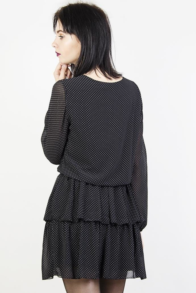 Czarna sukienka w białe kropki z wiązaniem w pasie