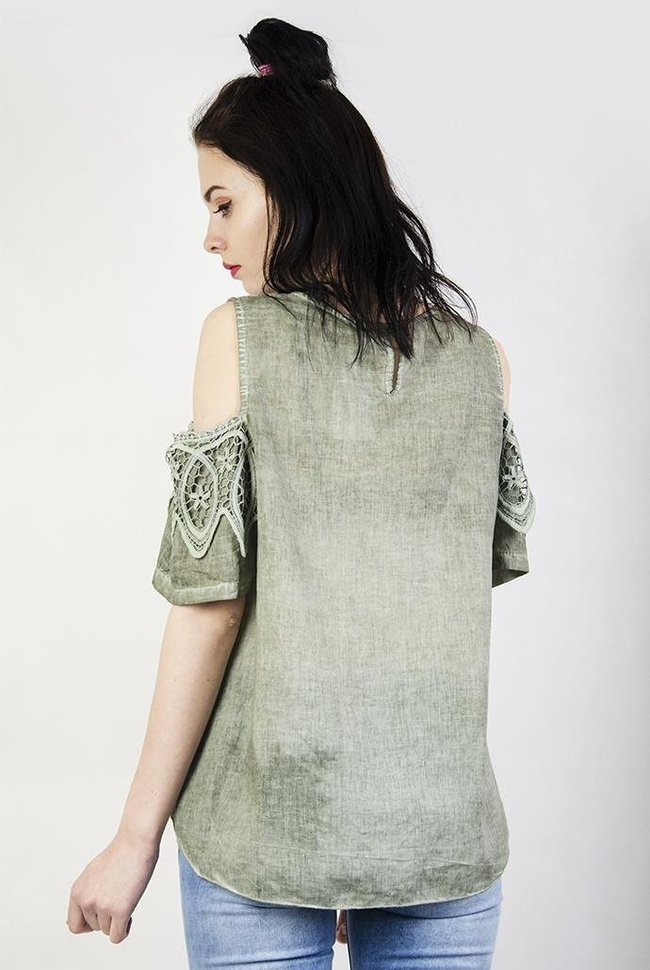Zielona bluzka z wyciętymi ramionami i ażurowym zdobieniem