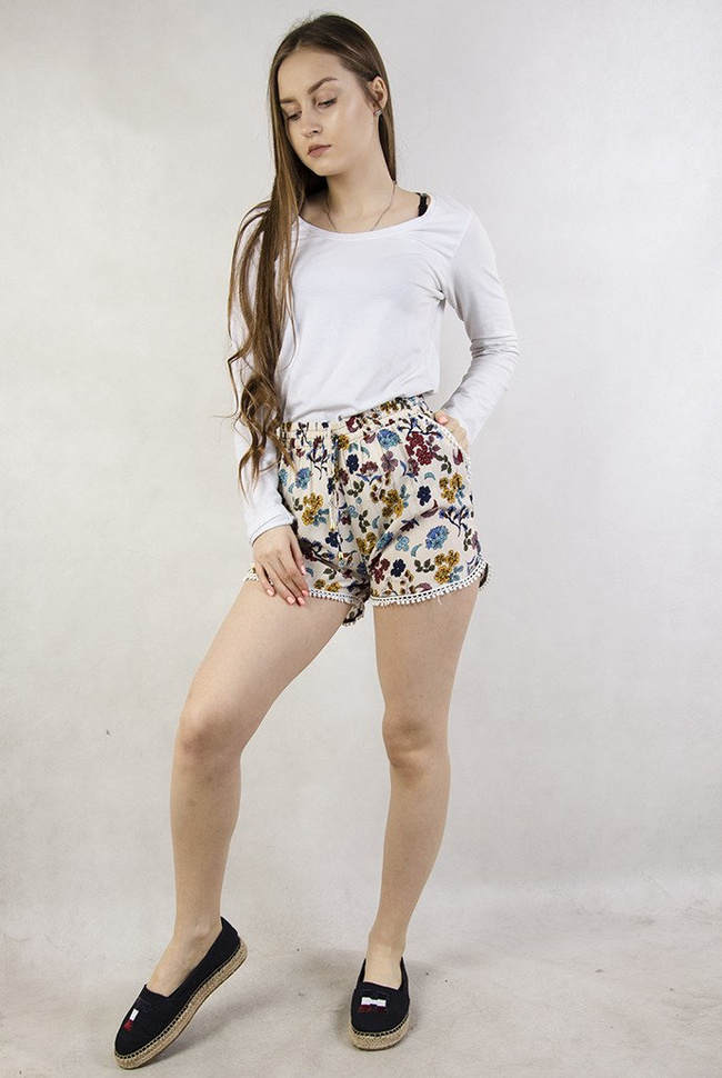 Beżowe szorty w drobne kwiatki