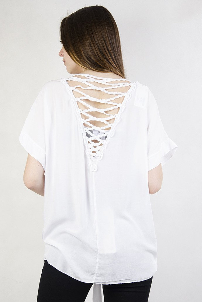 Biała bluzka z przeplotem na plecach