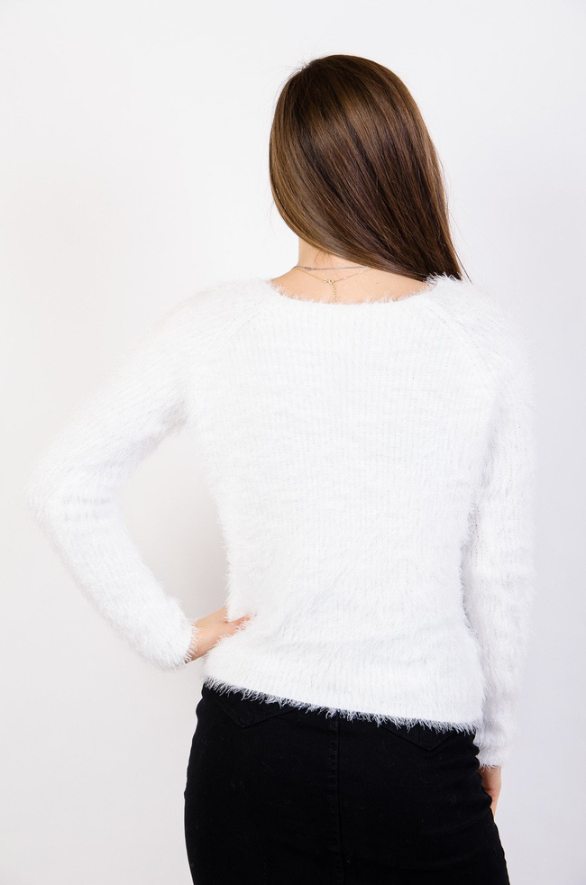 Biały puszysty sweter dzianinowy