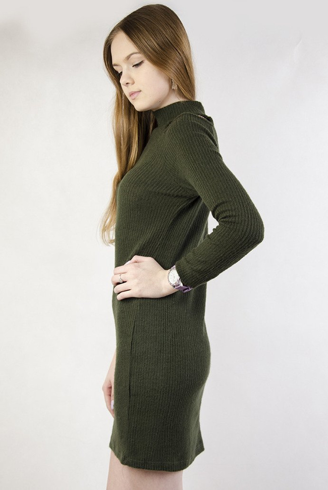Zielona sukienka z wycięciami przy ramionach, przylegająca