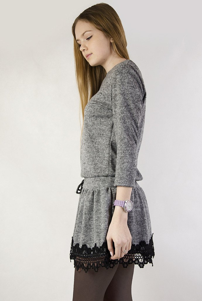 Ciemnoszara sukienka z wiązaniem w pasie oraz koronka na rękawach