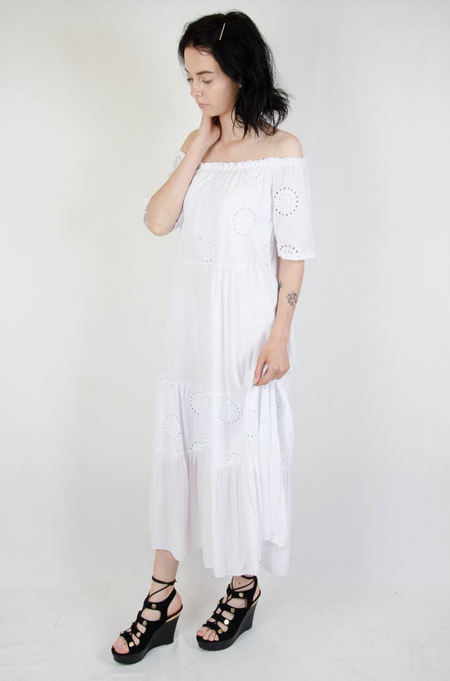 Biała sukienka hiszpanka z ażurowymi wzorami