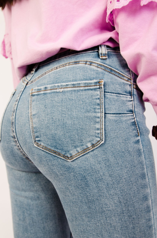 JASNE SPODNIE JEANSOWE PUSH UP Z WYSOKIM STANEM