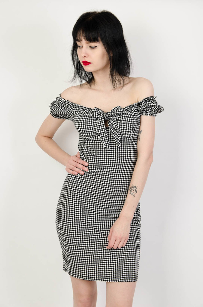 Dopasowana sukienka w pepitkę z odkrytymi ramionami