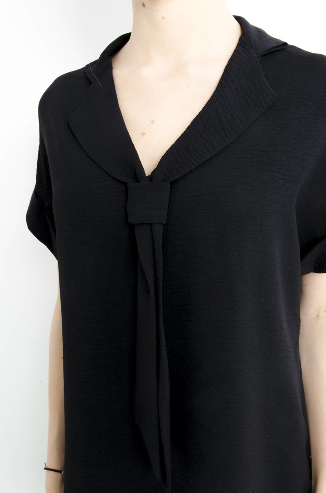 BLUZKA Z WIĄZANIEM CZARNA