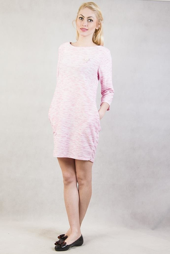 Jasno-różowa tunika z dwoma kieszeniami oraz broszką