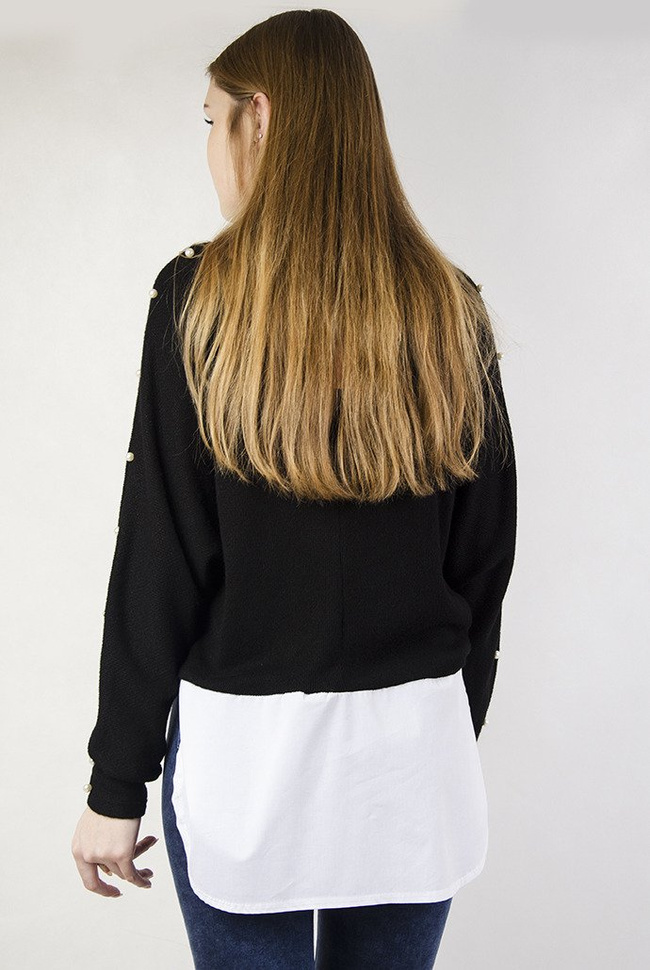 Czarny sweterek z dołem w postaci białej koszuli