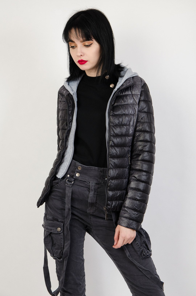 Kurtka pikowana czarna, z szarym podszyciem
