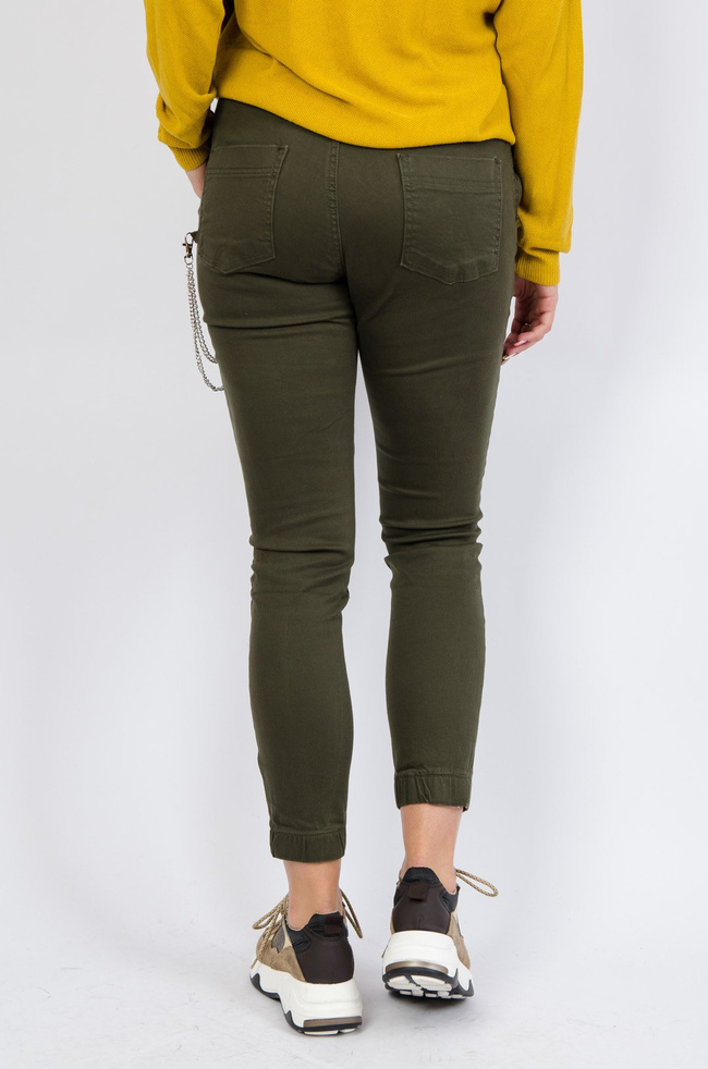 Zielone spodnie z łańcuszkiem 