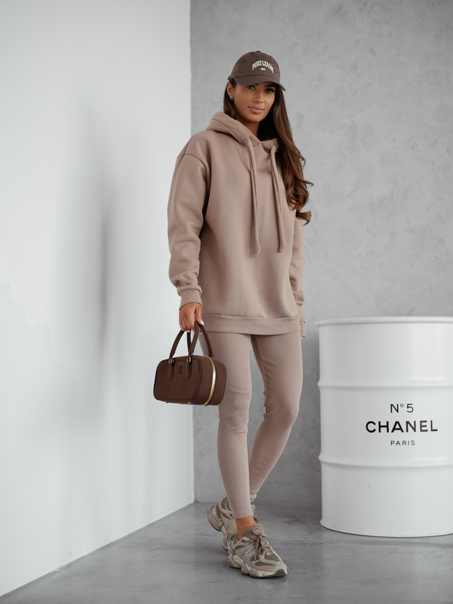 KOMPLET LEGGINSY PRĄŻKOWANE+ BLUZA OVERSIZE Z KAPTUREM- CAPPUCCINO