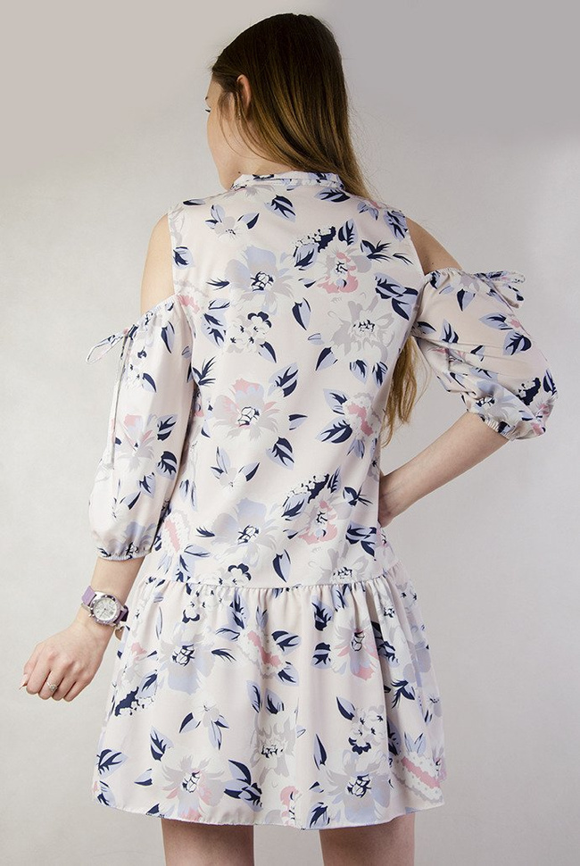 Jasna sukienka w kwiaty z odkrytymi ramionami