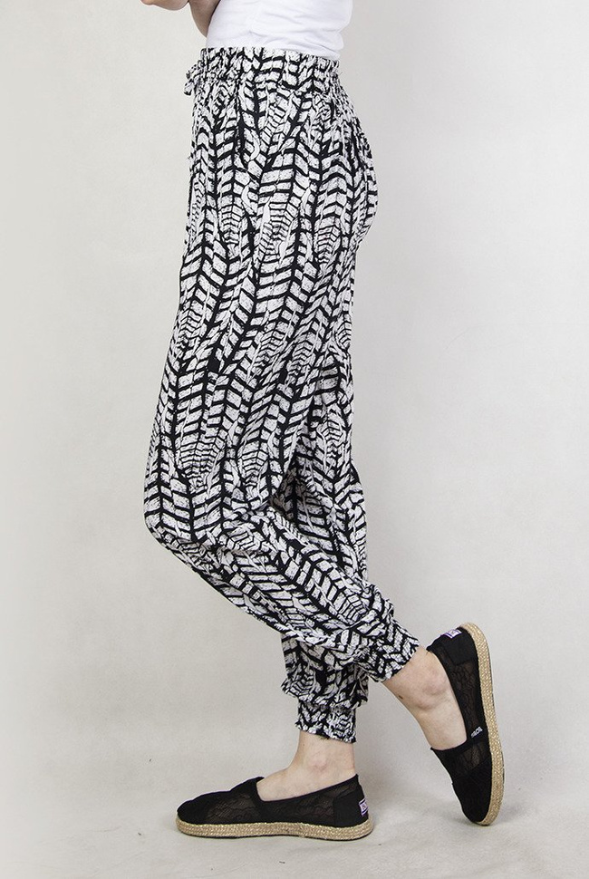 Czarne spodnie alladynki w białe wzory