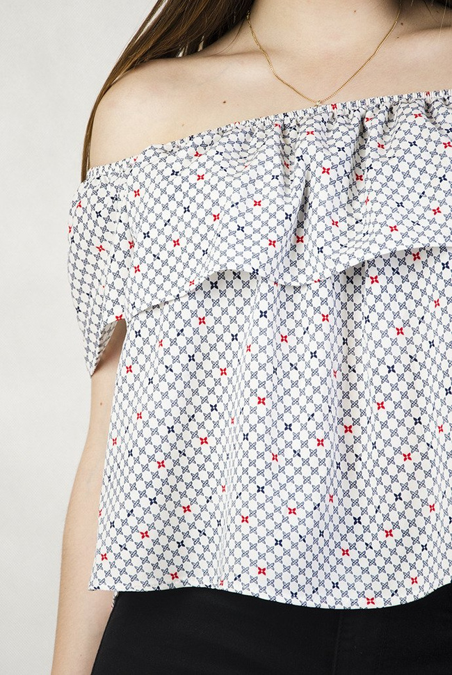 Biała bluzka hiszpanka we wzory