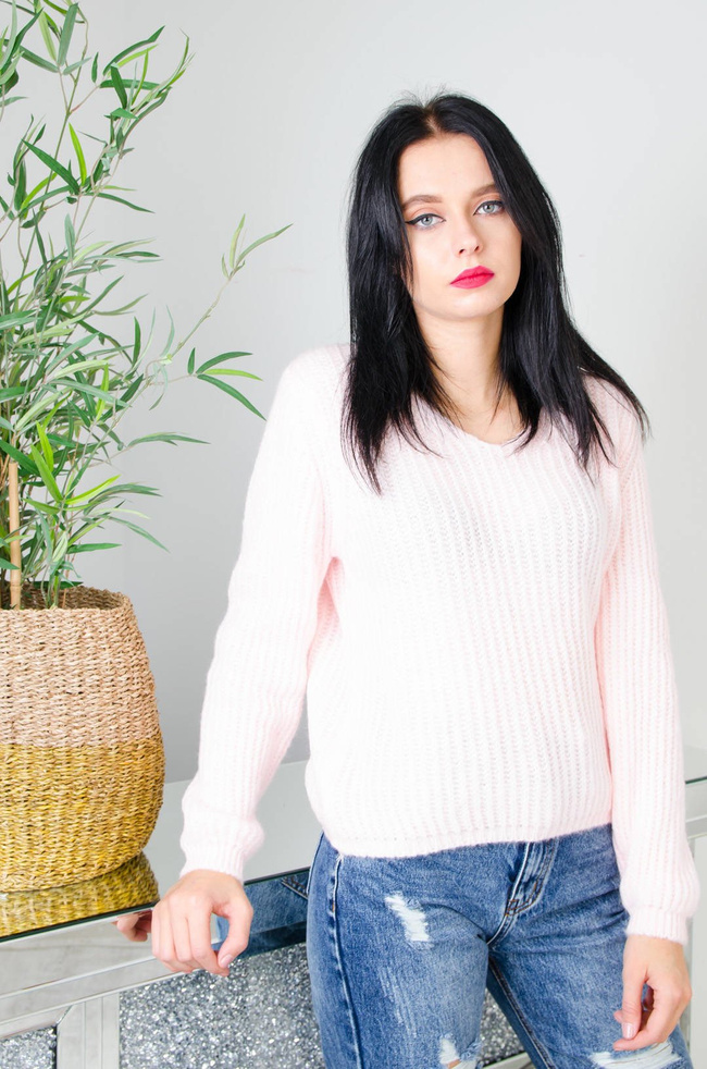 JASNO RÓŻOWY SWETER Z DEKOLTEM W SZPIC