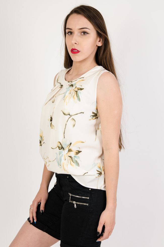 Kremowa bluzka w kwiaty z marszczeniem przy dekolcie