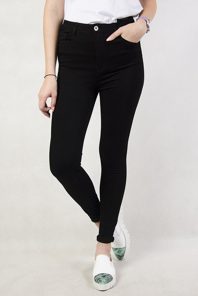 Czarne, przylegające spodnie rurki, z wysokim stanem