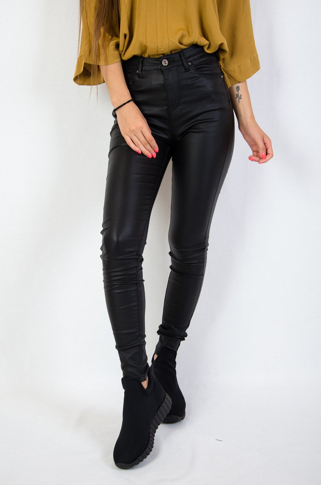 Czarne spodnie woskowane z wysokim stanem- imitacja skóry