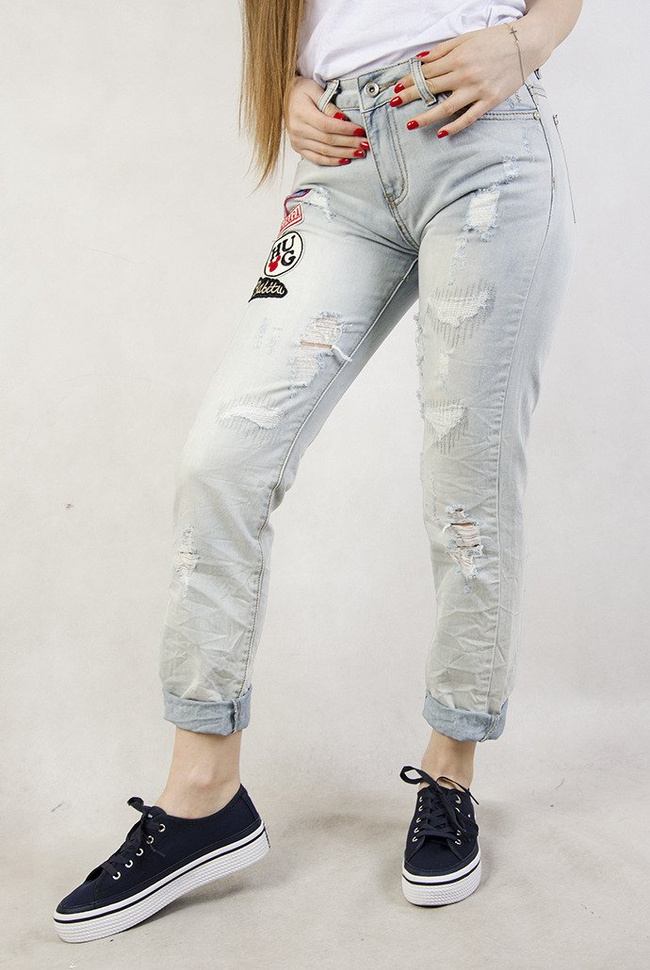 Jasne spodnie jeansowe typu boyfriend z naszywkami