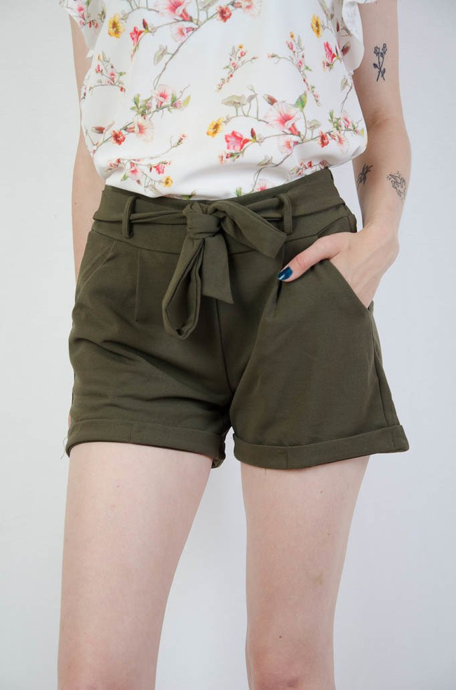 Zielone spodenki z wiązaniem w pasie