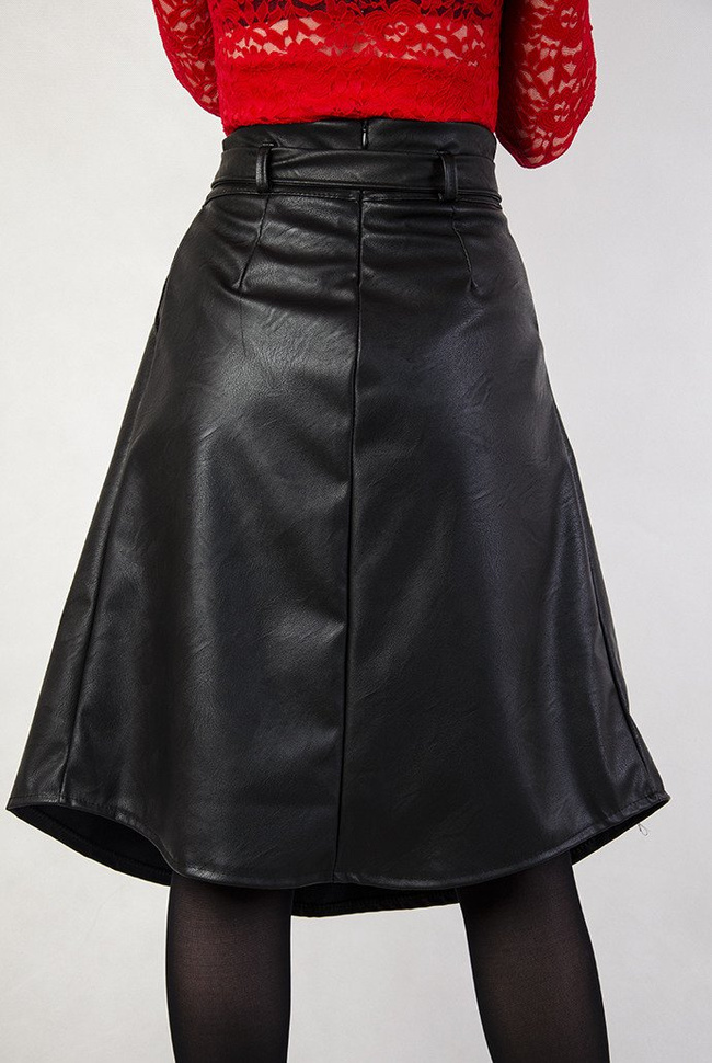 Czarna rozkloszowana skórkowa spódnica za kolano