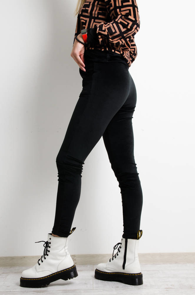 CZARNE WELUROWE SPODNIE Z PRZESZYCIEM WZDŁUŻ NOGAWKI