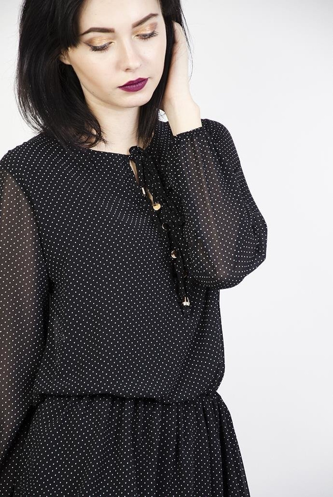 Czarna sukienka w białe kropki z wiązaniem w pasie