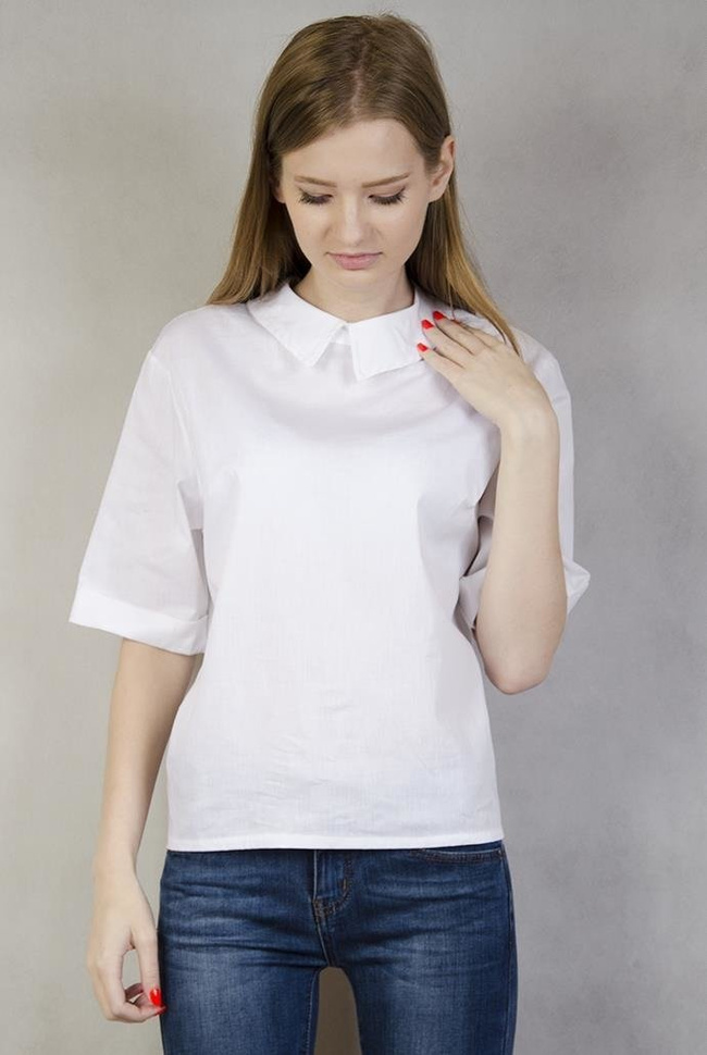 Biała koszula z wiązaniem na dole i guzikami z tyłu