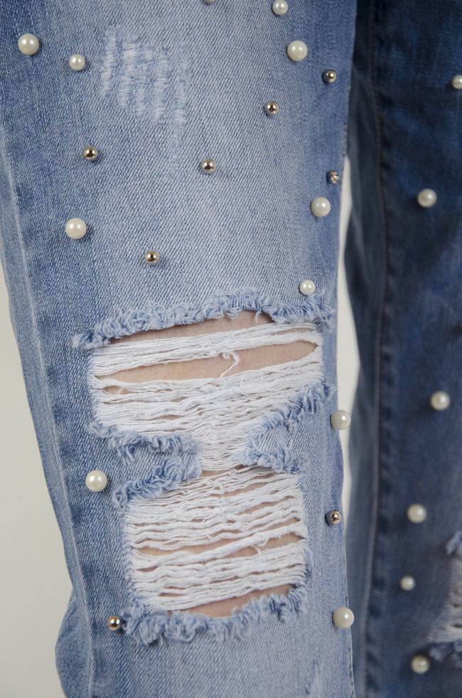 Spodnie jeansowe typu boyfriend z koralikami i przetarciami