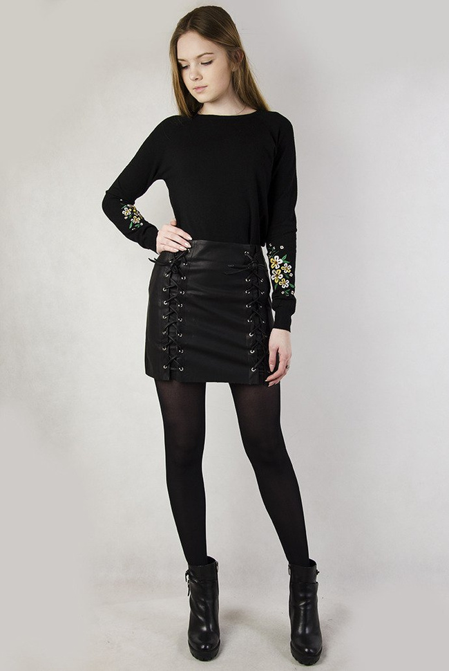 Czarny sweterek z kwiatami haftowanymi na rękawach