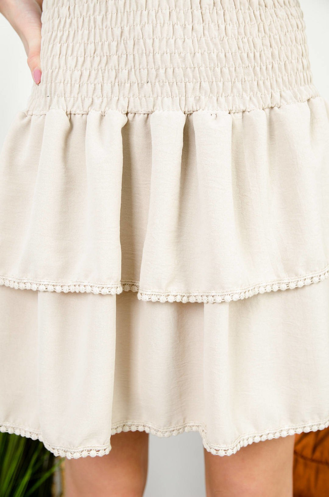 BEŻOWA SUKIENKA Z FALBANAMI I SZEROKIM ŚCIĄGACZEM W PASIE