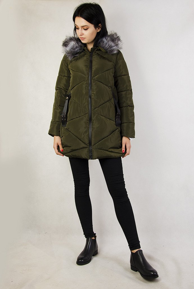 Zielona pikowana kurtka z ozdobnymi paskami przy kieszeniach