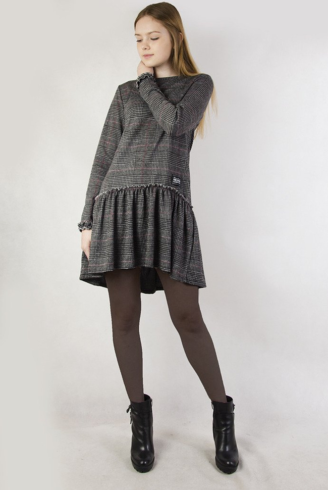 Ciemnoszara sukienka w kratę z rozkloszowanym dołem