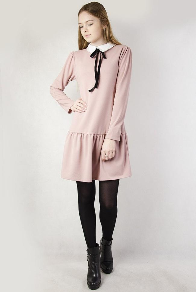 Różowa  rozkloszowana sukienka z białym kołnierzykiem
