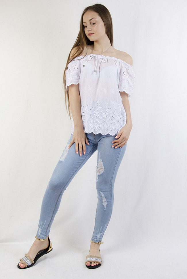 Biała bluzka z ażurowym zdobieniem oraz wiązaniem 