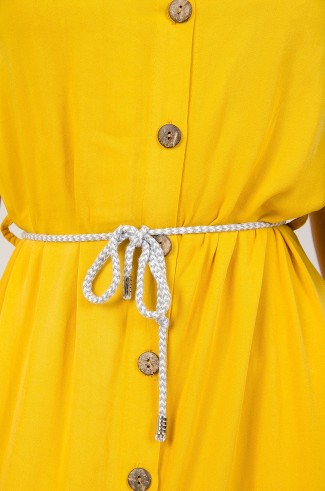 Żółta sukienka zapinana na guziki, wiązana w pasie