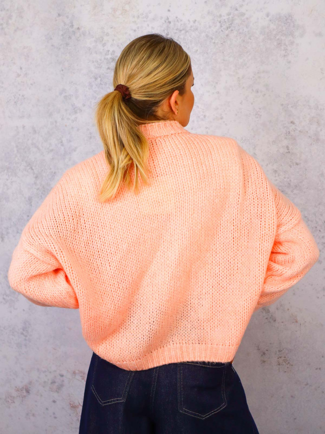 SWETER ZAPINANY NA GUZIKI W SERDUSZKA- BRZOSKWINIOWY