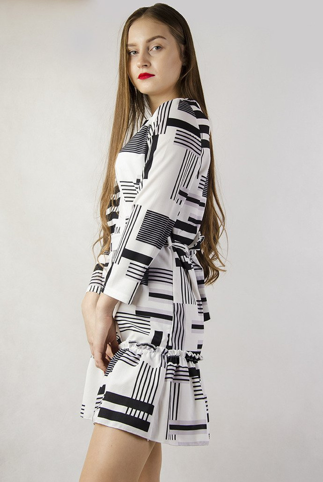 Biała sukienka w paski