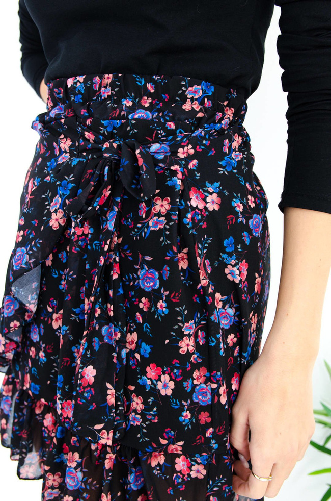 CZARNA SPÓDNICA W KWIATY Z ZAKŁADKĄ ORAZ WIĄZANIEM