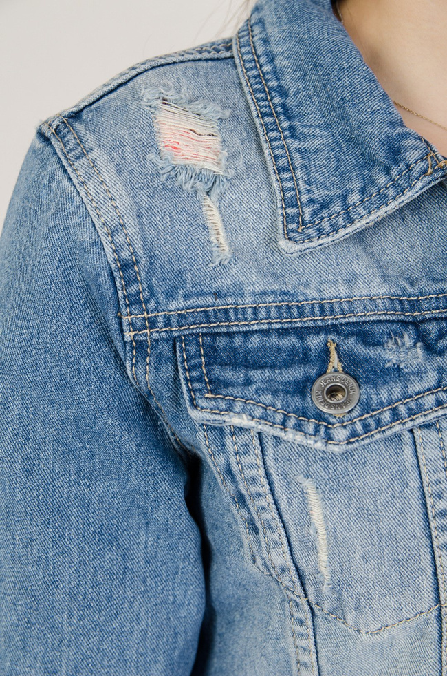  Kurtka jeansowa z jasnymi przetarciami