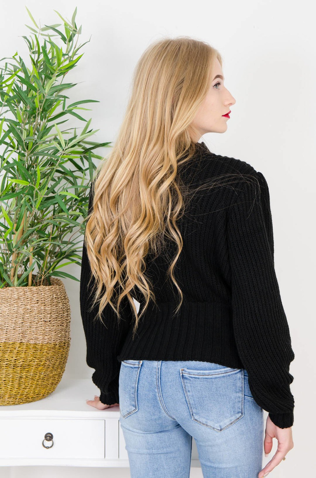 CZARNY SWETER Z BUFIASTYMI RĘKAWAMI