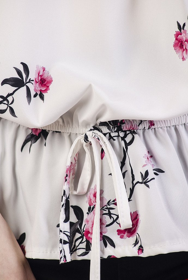 Biała bluzka w kwiaty z hiszpańskim dekoltem