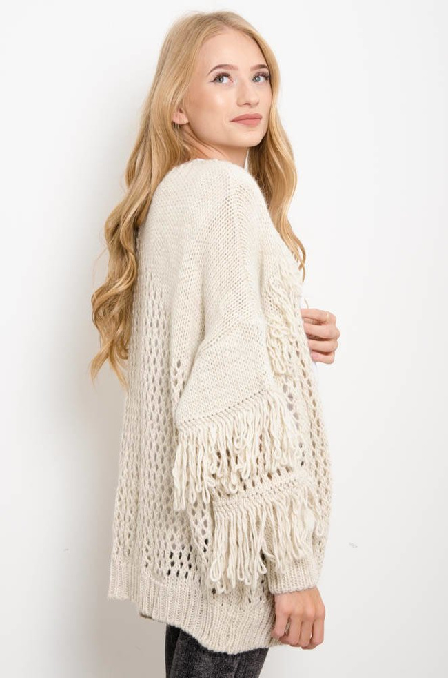 AŻUROWA NARZUTKA Z FRĘDZLAMI W KOLORZE BEŻOWYM