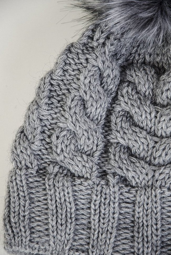 Jasnoszara czapka z pomponem, pleciona warkoczem